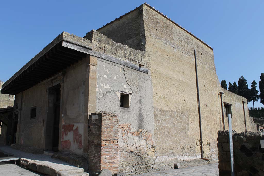 V.1 Herculaneum. March 2014. Looking north-east towards water tower on north side of Decumanus Inferiore, on right.
Foto Annette Haug, ERC Grant 681269 DÉCOR.